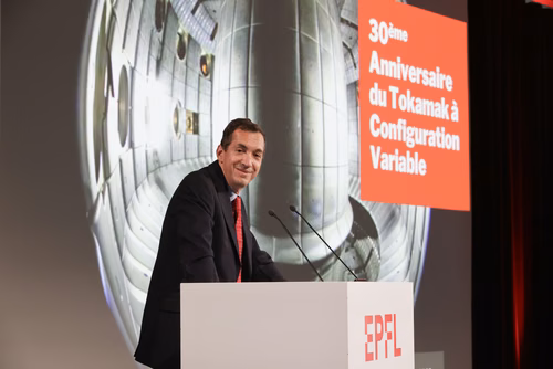 On September 21st, EPFL celebrate the 30th anniversary of its flagship experiment, the Tokamak à Configuration Variable (TCV). Operated by the Swiss Plasma Center as part of the EUROfusion Consortium, it is one of the key European facilities for the ITER project, which aims to demonstrate the scientific and technological feasibility of fusion as an energy source, and the development of DEMO, whose objective is to prove its commercial feasibility. The TCV Tokamak represents a major asset in the global effort