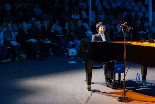 Dans le cadre de l’exposition Musica ex Machina, EPFL Pavilions présente un concert exceptionnel entre mathématiques, musique et pensée computationnelle, donné par le pianiste, compositeur et improvisateur américano-taïwanais Kit Armstrong.