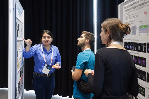 The theme of the conference is “Enabling Discovery by Integrating Microscopy, Machine Learning, and Automation”. The first of its kind in the field, it will bring together about 150 scientists from Europe and abroad working at the forefront of imaging, AI, and hardware development to re-imagine the microscope of the future. Posters session