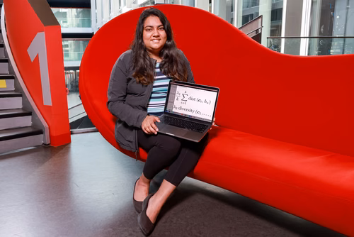 Nous célébrons aujourd’hui la Journée internationale des droits des femmes. Pour cette édition 2023, l’accent est mis sur l’innovation, le changement technologique et l’éducation à l’ère numérique pour l’égalité des genres. De récentes recherches menées par la Faculté informatique et communications de l’EPFL visent à briser les préjugés, notamment les préjugés sexistes. Vinitra Swamy