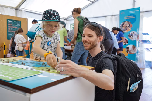 Organisée par le Musée d’histoire des sciences de la Ville de Genève, la Nuit de la science attire, à chaque édition, plus de 30’000 curieux ou passionnés de la science et propose une cinquantaine de stands, ateliers et autres animations qui permettent aux scientifiques d’aller à la rencontre du grand public. Ce dialogue est à la base d’une communication indispensable pour faire découvrir les sciences d’aujourd’hui que ce soit auprès des adultes ou des jeunes. Service de promotion des sciences de l'EPFL 