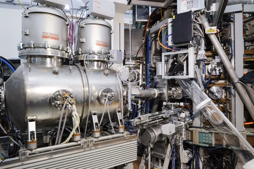 On September 21st, EPFL celebrate the 30th anniversary of its flagship experiment, the Tokamak à Configuration Variable (TCV). Operated by the Swiss Plasma Center as part of the EUROfusion Consortium, it is one of the key European facilities for the ITER project, which aims to demonstrate the scientific and technological feasibility of fusion as an energy source, and the development of DEMO, whose objective is to prove its commercial feasibility. The TCV Tokamak represents a major asset in the global effort