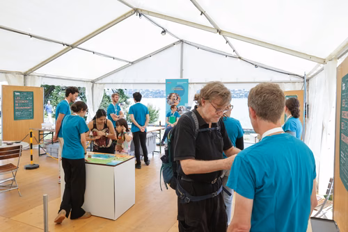 Organisée par le Musée d’histoire des sciences de la Ville de Genève, la Nuit de la science attire, à chaque édition, plus de 30’000 curieux ou passionnés de la science et propose une cinquantaine de stands, ateliers et autres animations qui permettent aux scientifiques d’aller à la rencontre du grand public. Ce dialogue est à la base d’une communication indispensable pour faire découvrir les sciences d’aujourd’hui que ce soit auprès des adultes ou des jeunes. Service de promotion des sciences de l'EPFL 