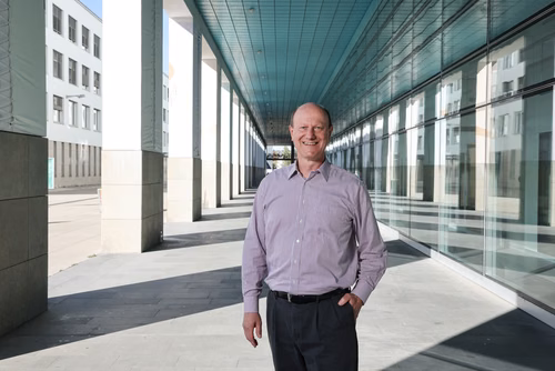 Lauréat du prix du meilleur enseignant de la Section de microtechnique, Olivier Martin, professeur au Laboratoire de photonique et métrologie, révèle ses méthodes d’enseignement.