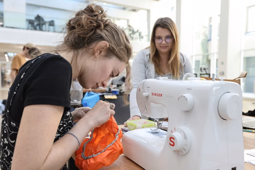 Fix N’Replace est un événement en collaboration avec les apprentis et formateurs l’école technique des métiers de Lausanne et le UP Fashion Lab de Unipoly dans le but de promouvoir la réparation des objets du quotidien. Les étudiants et collaborateurs peuvent amener leurs objets et habits défectueux et les faire réparer gratuitement !