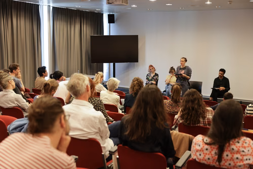 Suite à un atelier d’écriture piloté par le CDH-Culture, des comédien·es du PET lisent des textes écrits par des étudiant·es, doctorant·es et personnel administratif de l’EPFL et de l’UNIL sur le thème de l’Energie.