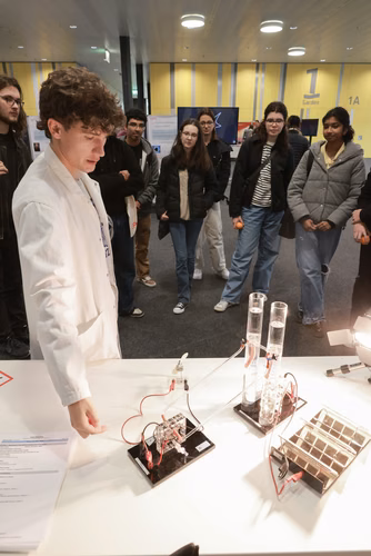 Un événement d’envergure pour préparer son avenir. Comme chaque année, l’EPFL, via son Service de promotion de l’éducation et en collaboration avec ses facultés, se réjouit d'accueillir les gymnasiennes et gymnasiens sur son campus. L’École propose de venir découvrir ses filières de formation, sa communauté estudiantine, son corps enseignant, ses équipes de recherche, les divers services dédiés aux étudiantes et étudiants débutant à l’EPFL, ainsi que les multiples associations chargées d’animer la vie socia