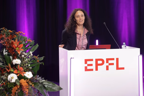 La fondation WISH de l’EPFL a choisi de décerner à la physicienne quantique Michelle Simmons le prix Erna Hamburger 2023 pour sa brillante carrière à la pointe de son domaine, ainsi que pour son engagement en faveur de la diversité et des MINT. Une cérémonie de remise de prix se tiendra aujourd'hui à l’EPFL.