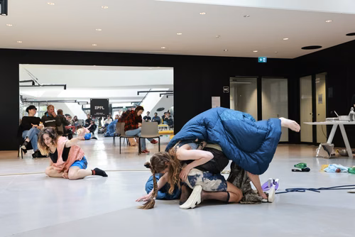 Dans le cadre du festival Les Culturelles du CDH-Culture et suite au workshop RUINED qui a permis à des étudiant·es de fabriquer une sculpture en mycelium, la performance MOLDING propose un ensemble de gestes performatifs dans le prolongement de l’œuvre vivante.