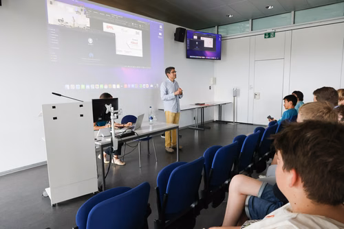 Le concours Alkindi-suisse est une compétition de cryptographie qui a lieu chaque année et ouverte aux classes de 9e, 10e et 11e secondaires. Il est organisé par l’EPFL, les associations Animath et France-ioi. La participation est entièrement gratuite.