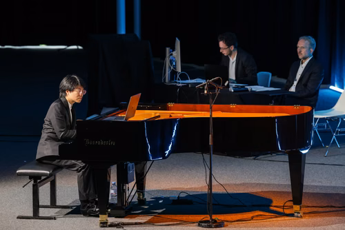Dans le cadre de l’exposition Musica ex Machina, EPFL Pavilions présente un concert exceptionnel entre mathématiques, musique et pensée computationnelle, donné par le pianiste, compositeur et improvisateur américano-taïwanais Kit Armstrong.