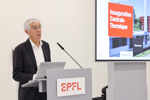 Après 3 ans de travaux, l’EPFL inaugure aujourd’hui sa nouvelle centrale thermique qui permet au campus lausannois de se chauffer et de se refroidir intégralement avec l’eau du lac et en exploitant la chaleur dégagée par son centre de données. Pour l’École, il s’agit d’une étape majeure en vue d’atteindre la neutralité carbone. M. Vetterli, président EPFL.