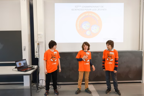 La 10ème édition du championnat de science par équipes, "Curieux et inventifs", permet à des jeunes filles et garçons de 8 à 15 ans de développer leur goût de la réflexion et de la recherche scientifique. Ils peuvent ainsi dévoiler leur inventivité dans une ambiance ludique et créative.