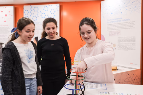 Rempli d’expérimentations ludiques, Le Bus des sciences de l’EPFL part ce printemps à la rencontre des écoles de Suisse romande. Un programme pédagogique lancé il y a quinze ans, qui a permis à plus de 45'000 enfants de découvrir les sciences et les technologies.