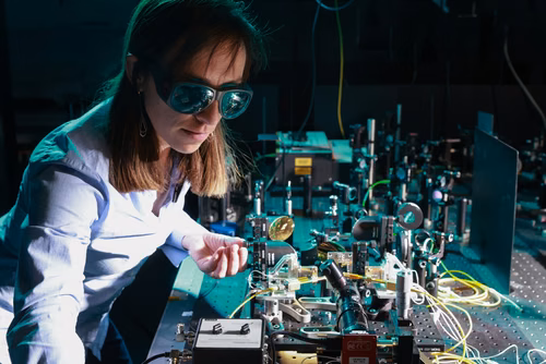 Des chercheuses et chercheurs de l’EPFL, en collaboration avec l’Université de Harvard et l’ETH Zurich, ont mis au point un nouveau circuit en couche mince qui génère des ondes de fréquence térahertz adaptables avec précision lorsqu’il est connecté à un faisceau laser.
