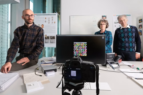  En s’appuyant sur les limites de la perception visuelle humaine, des chercheurs de l’EPFL ont réussi a cacher une image dans une vidéo. Celle-ci reste invisible pour l’œil humain mais pas pour l’appareil photo. Sami Arpa du Laboratoire d’images et représentation visuelle (IVRL) - Süsstrunk Sabine