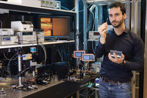 EPFL researchers have developed a hybrid device that significantly improves existing, ubiquitous laser technology.