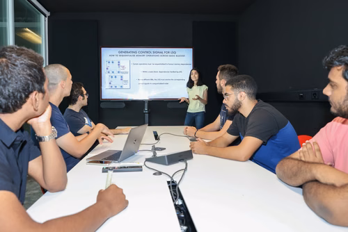 La Journée internationale de la jeunesse, qui se déroule chaque année le 12 août, sert de plateforme aux jeunes en leur permettant de réfléchir à la façon de développer les solutions innovantes et audacieuses de demain. Deux programmes d’été de l’EPFL y contribuent dans le domaine de l’informatique et des communications.
