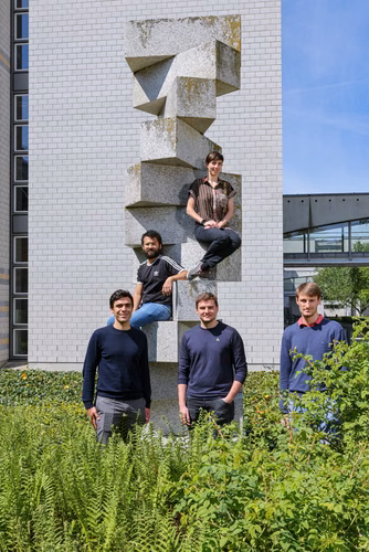 Laura Vilaclara, Matthieu Broisin, Roberto Valenza, Fabian Latorre et Alexis Goujon sont les cinq gagnants du « STI Teaching Assistant Award », soit le prix des meilleurs assistants-doctorants en français. Cette nouvelle distinction, instaurée par la Faculté des sciences et techniques de l’ingénieur, leur a été remise pour la première fois cette année.