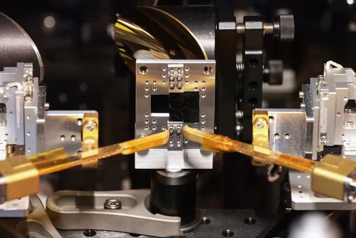 Des chercheuses et chercheurs de l’EPFL, en collaboration avec l’Université de Harvard et l’ETH Zurich, ont mis au point un nouveau circuit en couche mince qui génère des ondes de fréquence térahertz adaptables avec précision lorsqu’il est connecté à un faisceau laser.