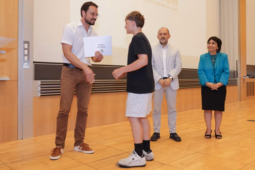 Remise des attestations aux participantes et participants aux cours organisés par le Service de Promotion des Sciences dans le canton du Jura. Avec la participation, pour cette édition, du ministre de l'enseignement, Martial Coutet et du vice-président pour l’innovation et l’impact, Edouard Bugnon