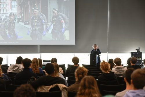 Un événement d’envergure pour préparer son avenir. Comme chaque année, l’EPFL, via son Service de promotion de l’éducation et en collaboration avec ses facultés, se réjouit d'accueillir les gymnasiennes et gymnasiens sur son campus. L’École propose de venir découvrir ses filières de formation, sa communauté estudiantine, son corps enseignant, ses équipes de recherche, les divers services dédiés aux étudiantes et étudiants débutant à l’EPFL, ainsi que les multiples associations chargées d’animer la vie socia