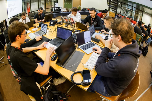 Capture The Flag (capture du drapeau) ou CTF est une compétition de cybersécurité dont le but est de faire de l’ingénierie inverse, de décrypter et de pirater des systèmes informatiques pour capturer des drapeaux et gagner des points pour son équipe. Final