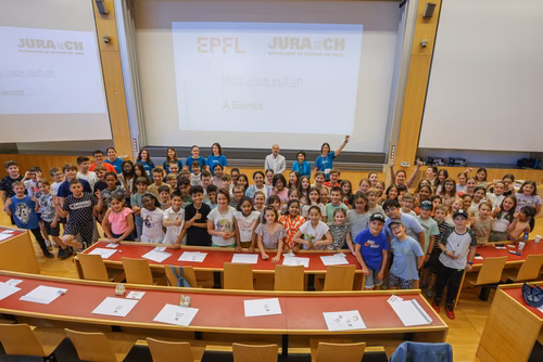 Remise des attestations aux participantes et participants aux cours organisés par le Service de Promotion des Sciences dans le canton du Jura. Avec la participation, pour cette édition, du ministre de l'enseignement, Martial Coutet et du vice-président pour l’innovation et l’impact, Edouard Bugnon