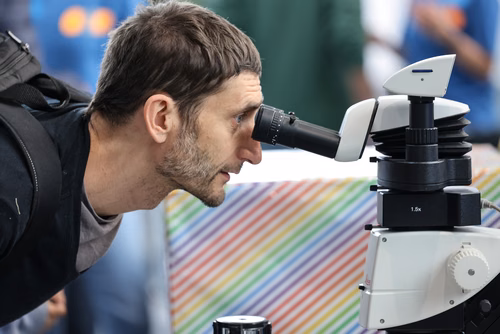 To celebrate 100 years of quantum science and technology, we invite you to discover the strange and fascinating world of quantum physics through hands-on activities, interactive demonstrations, workshops, and engaging talks.