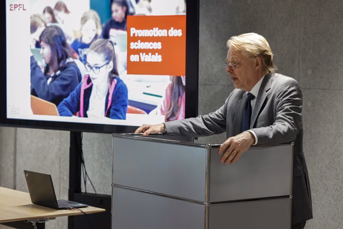 Destiné aux jeunes filles et garçons de sept à seize ans, il propose une approche pédagogique active et ludique qui éveille l’intérêt pour les sciences et pour les technologies. Ce, grâce à un partenariat avec UBS et la collaboration entre le Service de promotion des sciences de l’EPFL, l’EPFL Valais Wallis et le Canton du Valais. Canton du Valais  NCCR Catalysis, pôle de recherche du fonds national Suisse