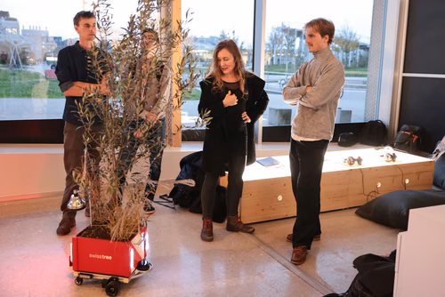 Les arbres peuvent vivre plus de 1000 ans, les modèles climatiques actuels prévoient les changements climatiques jusqu'à un peu plus de 100 ans dans le futur. Que se passera-t-il ensuite? La collaboration entre le Plant Ecology Research Lab (PERL) de l'EPFL, l'artiste de performance Maja Renn et le designer et artiste Krzysztof Wronski a donné naissance à un voyage spéculatif dans le temps et dans le futur proche des arbres indigènes.
