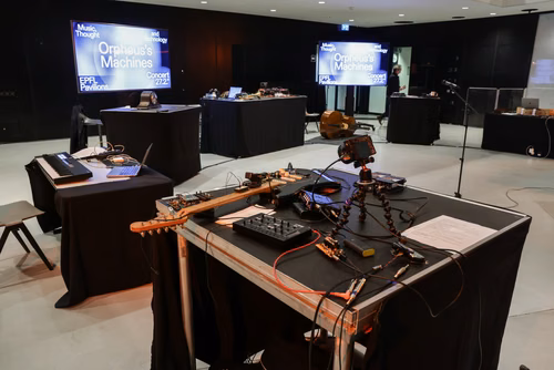 Dans le cadre de l'exposition actuelle Musica ex Machina, des artistes-chercheur·euses de l'Orpheus Instituut de Gand (BE) explorent l'espace intermédiaire. Ils·elles présentent des instruments nouveaux et étendus, des interfaces inédites, des objets quotidiens réaffectés et l'espace lui-même. Nous faisons l'expérience de l'interaction entre musiciens et algorithmes, de la mécanique à l'IA, dans la composition, l'improvisation et l'installation, pour sonder la technicité inhérente à la musique et à la fabri