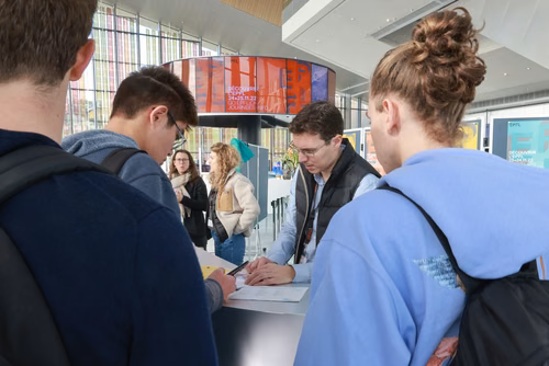 Un événement d’envergure pour préparer son avenir. Comme chaque année, l’EPFL, via son Service de promotion de l’éducation et en collaboration avec ses facultés, se réjouit d'accueillir les gymnasiennes et gymnasiens sur son campus. L’École propose de venir découvrir ses filières de formation, sa communauté estudiantine, son corps enseignant, ses équipes de recherche, les divers services dédiés aux étudiantes et étudiants débutant à l’EPFL, ainsi que les multiples associations chargées d’animer la vie socia
