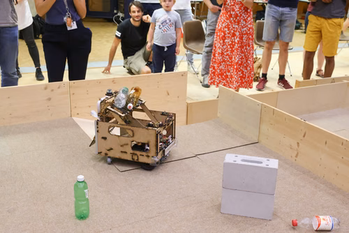 Quatre équipes de trois étudiants ont travaillé pendant un semestre pour concevoir et construire un robot de A à Z. Lors de la compétition, chacun des robots aura 10 minutes pour récolter le plus grand nombre de bouteilles vides et les ramener à la station de recyclage.