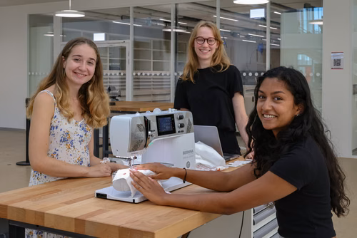 SÉRIE D’ÉTÉ – Projet de bachelor (6). Loin des aprioris, des clichés et des stéréotypes associés aux métiers de la couture, une quinzaine d’étudiantes et étudiants bachelor ont choisi de passer un semestre à développer des projets autour de machines à coudre BERNINA. Maria, Juliet, Aunosua sur le projet braille