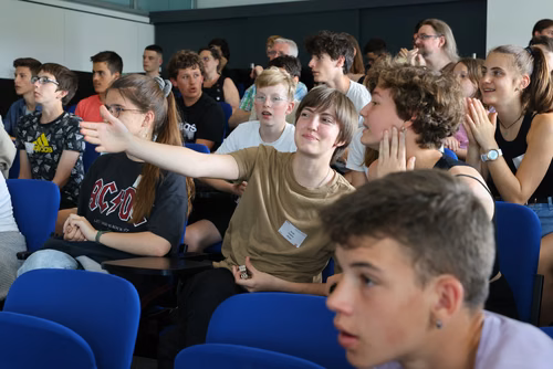 Le concours Alkindi-suisse est une compétition de cryptographie qui a lieu chaque année et ouverte aux classes de 9e, 10e et 11e secondaires. Il est organisé par l’EPFL, les associations Animath et France-ioi. La participation est entièrement gratuite.