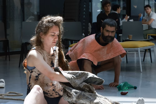 Dans le cadre du festival Les Culturelles du CDH-Culture et suite au workshop RUINED qui a permis à des étudiant·es de fabriquer une sculpture en mycelium, la performance MOLDING propose un ensemble de gestes performatifs dans le prolongement de l’œuvre vivante.