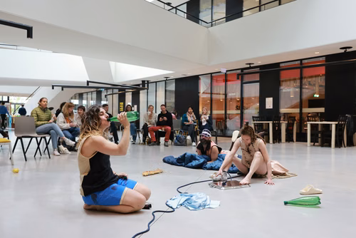 Dans le cadre du festival Les Culturelles du CDH-Culture et suite au workshop RUINED qui a permis à des étudiant·es de fabriquer une sculpture en mycelium, la performance MOLDING propose un ensemble de gestes performatifs dans le prolongement de l’œuvre vivante.