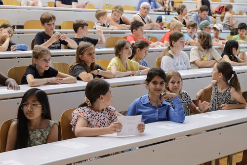 Remises des attestations pour les enfants du Jura 2023 En présence du Ministre de l’éducation du Canton du Jura, M. Martial Courtet Service de promotion des Sciences 