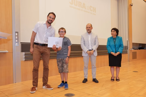 Remise des attestations aux participantes et participants aux cours organisés par le Service de Promotion des Sciences dans le canton du Jura. Avec la participation, pour cette édition, du ministre de l'enseignement, Martial Coutet et du vice-président pour l’innovation et l’impact, Edouard Bugnon