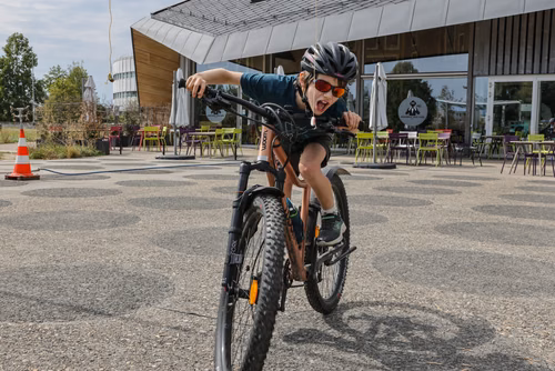 Cap sur l'Ouest, la fête du district de l’Ouest lausannois en mobilité douce, débarque à nouveau à l'EPFL avec une halte festive sur la place Cosandey !