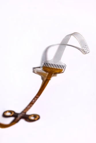 EPFL researchers have developed a flexible auditory brainstem implant (ABI) that closely conforms to the curved surface of the brainstem. The technology has been successfully demonstrated high-resolution “prosthetic hearing” in macaques.