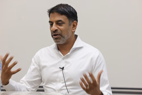 Martin Vetterli, President of EPFL, and Vas Narasimhan, Chief Executive Officer of Novartis, on a series of topics including how AI is reshaping the future of medecine, insights into leadership and the key role Switzerland plays in research and innovation.