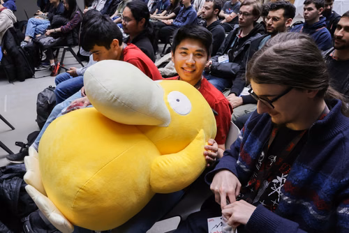 Capture The Flag (capture du drapeau) ou CTF est une compétition de cybersécurité dont le but est de faire de l’ingénierie inverse, de décrypter et de pirater des systèmes informatiques pour capturer des drapeaux et gagner des points pour son équipe. Cérémonie des prix