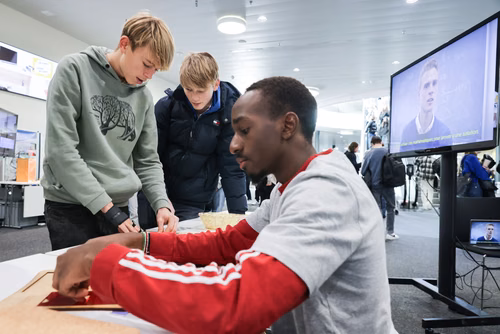 Un événement d’envergure pour préparer son avenir. Comme chaque année, l’EPFL, via son Service de promotion de l’éducation et en collaboration avec ses facultés, se réjouit d'accueillir les gymnasiennes et gymnasiens sur son campus. L’École propose de venir découvrir ses filières de formation, sa communauté estudiantine, son corps enseignant, ses équipes de recherche, les divers services dédiés aux étudiantes et étudiants débutant à l’EPFL, ainsi que les multiples associations chargées d’animer la vie socia