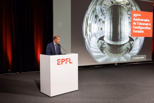 On September 21st, EPFL celebrate the 30th anniversary of its flagship experiment, the Tokamak à Configuration Variable (TCV). Operated by the Swiss Plasma Center as part of the EUROfusion Consortium, it is one of the key European facilities for the ITER project, which aims to demonstrate the scientific and technological feasibility of fusion as an energy source, and the development of DEMO, whose objective is to prove its commercial feasibility. The TCV Tokamak represents a major asset in the global effort
