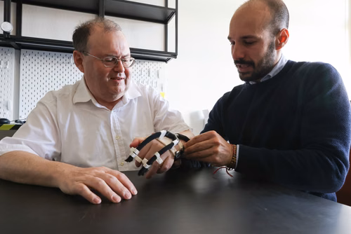 l’exosquelette de la main développé par la spin-off Emovo Care est conçu pour améliorer les mouvements de préhension de personnes handicapées suite à une attaque cérébrale ou un accident. Développé en contact étroit avec les utilisateurs et les thérapeutes, il est actuellement testé avec succès dans plusieurs hôpitaux et centres de rééducation.