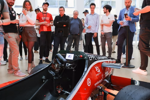 L’équipe a dévoilé mercredi soir sa nouvelle voiture de Formula Student électrique dans le nouveau makerspace de l’EPFL. Elle participera à quatre compétitions cet été en Europe. Artemis, la nouvelle voiture de Formula Student de l'EPFL Racing Team.