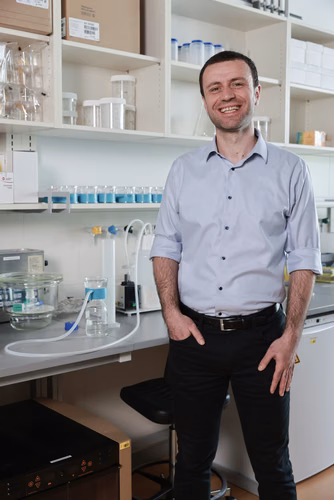 Depuis récemment, Aleksandar Antanasijevic est professeur assistant tenure track à la Faculté des sciences de la vie de l’EPFL. Grâce à l’imagerie de pointe, il cherche à développer de nouveaux anticorps, vaccins et même antivenins.
