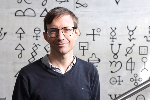 Jérôme Waser has been named best teacher in the chemistry and chemical engineering section at EPFL for 2024. Originally inspired to study chemistry by a chaotic teacher, he now draws inspiration from the creativity of his young students.